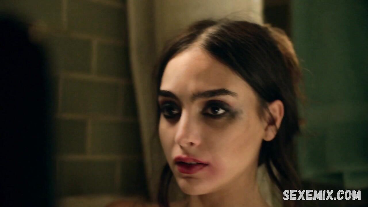 Melissa Barrera sexy, in bathroom, scene in Vida s02e07 (2019)