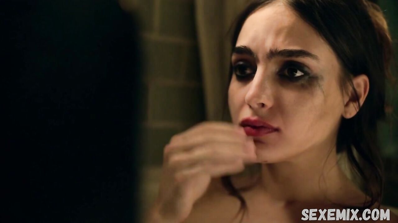 Melissa Barrera sexy, in bathroom, scene in Vida s02e07 (2019)