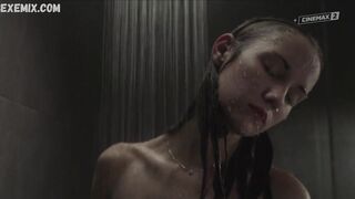 シャワーを浴びているエリスカ・クレンコバ、Tiche doteky (2019) のシーン