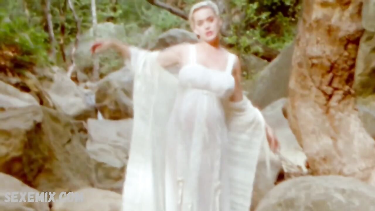 Katy Perry sexy, scene in Daisies (2020)