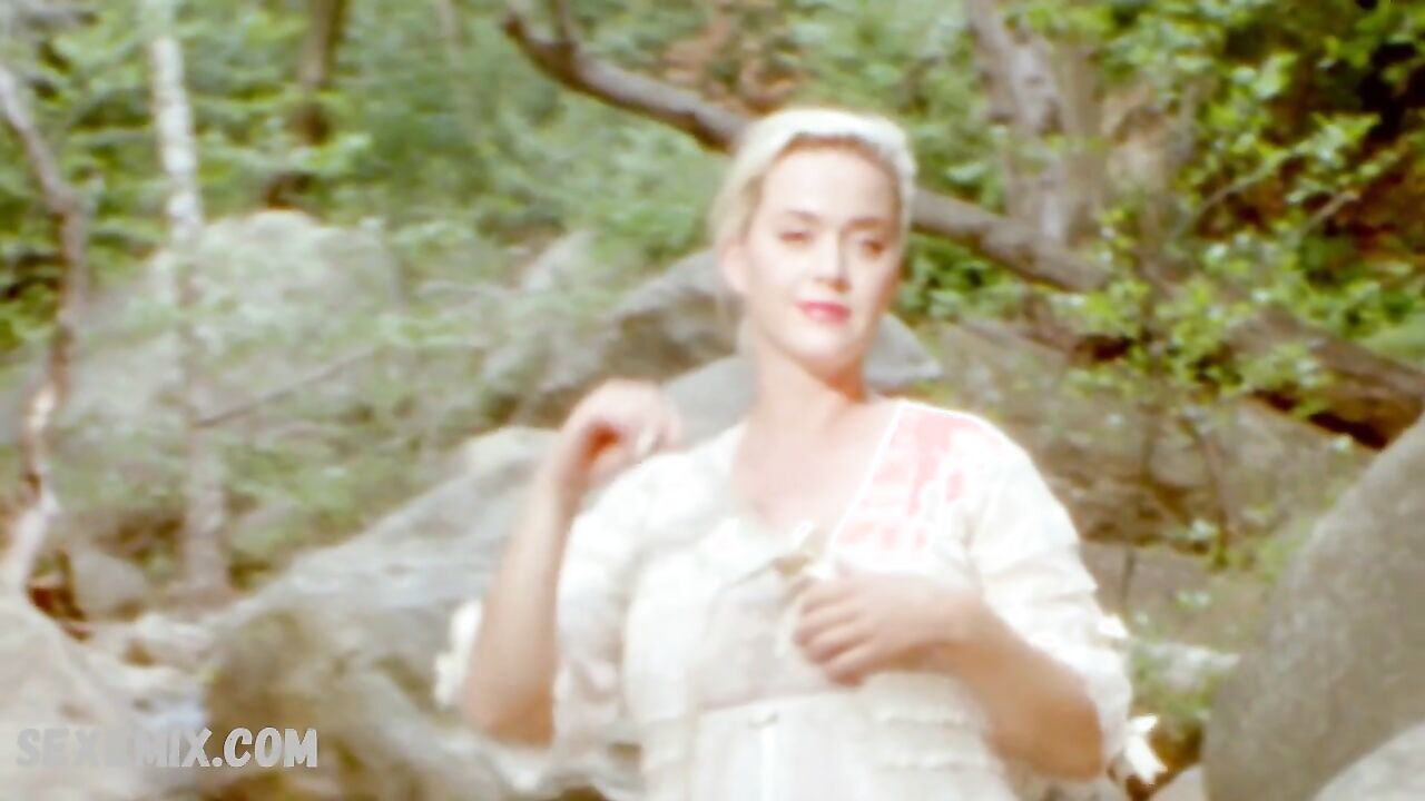 Katy Perry sexy, scene in Daisies (2020)