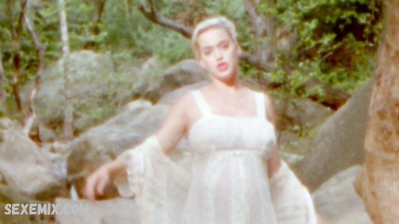 Katy Perry sexy, scene in Daisies (2020)