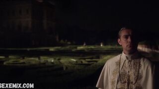 Ateşli Olivia Macklin çıplak, The Young Pope (2016) filmindeki sahne