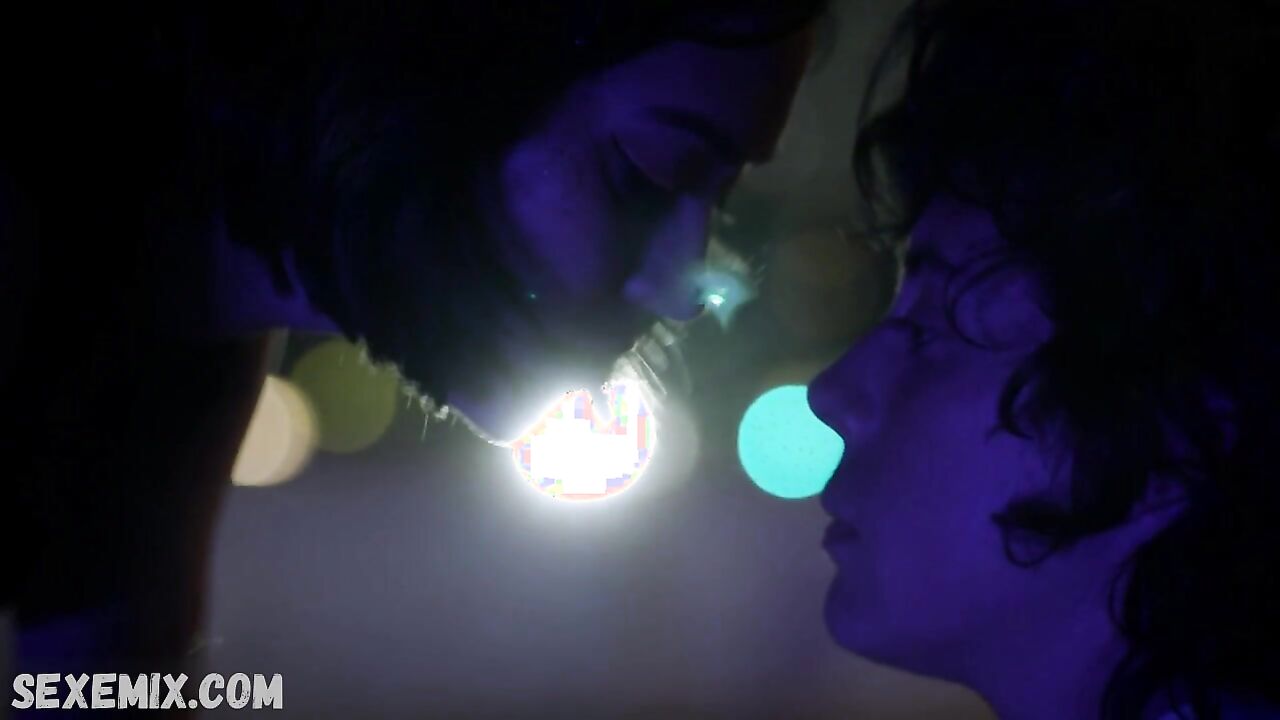 Mishel Prada, Roberta Colindrez lesbian scene in Vida s03e04 (2020)