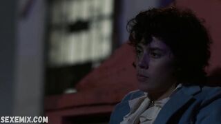 Escena lésbica de Mishel Prada, Roberta Colindrez en Vida s03e04 (2020)