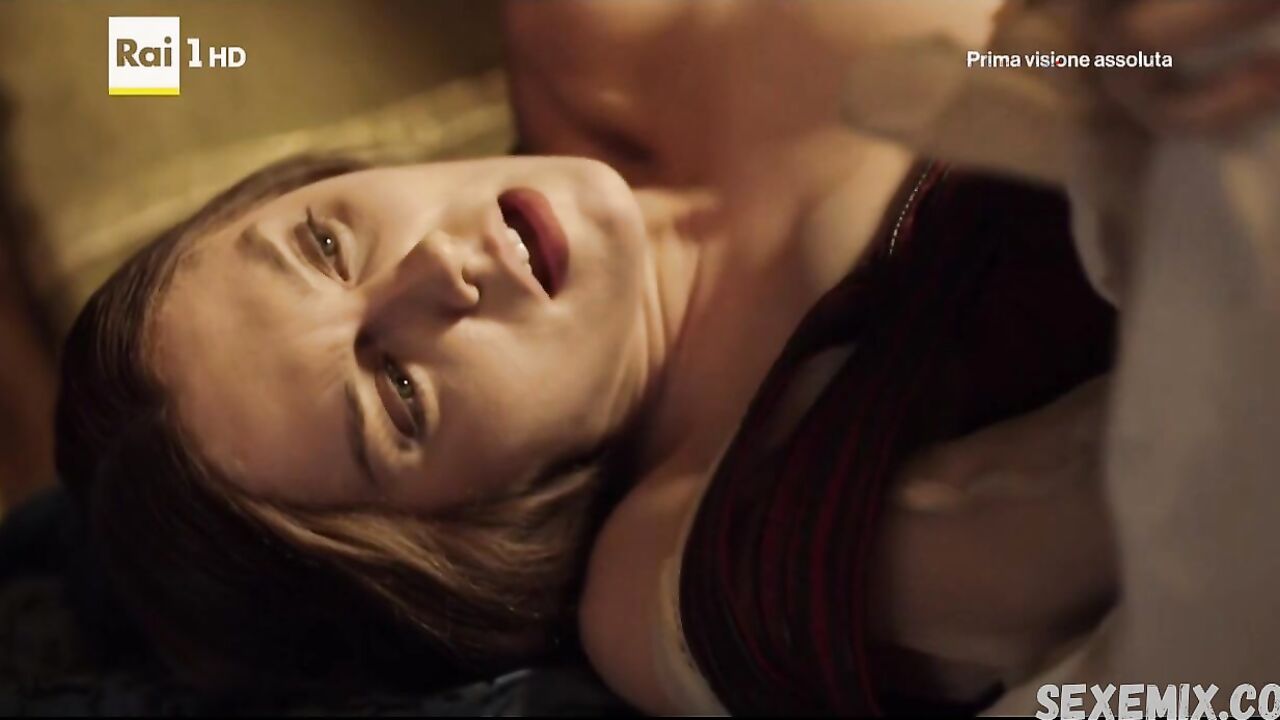 Annabel Scholey fucked in Missionary style, scene in Medici Masters of Florence (2016)