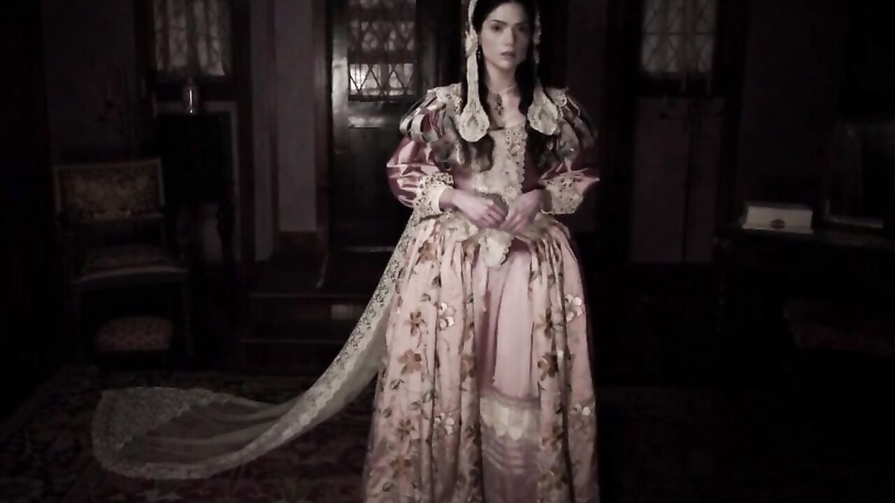 Janet Montgomery sexy, scene in Salem 2014