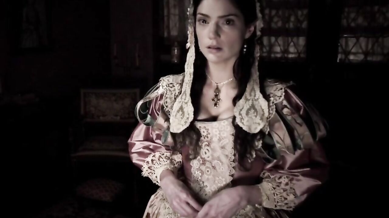 Janet Montgomery sexy, scene in Salem 2014