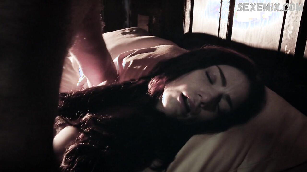 Janet Montgomery sexy, scene in Salem 2014