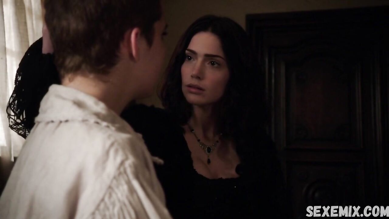 Janet Montgomery lesbian kiss, scene in Salem 2014