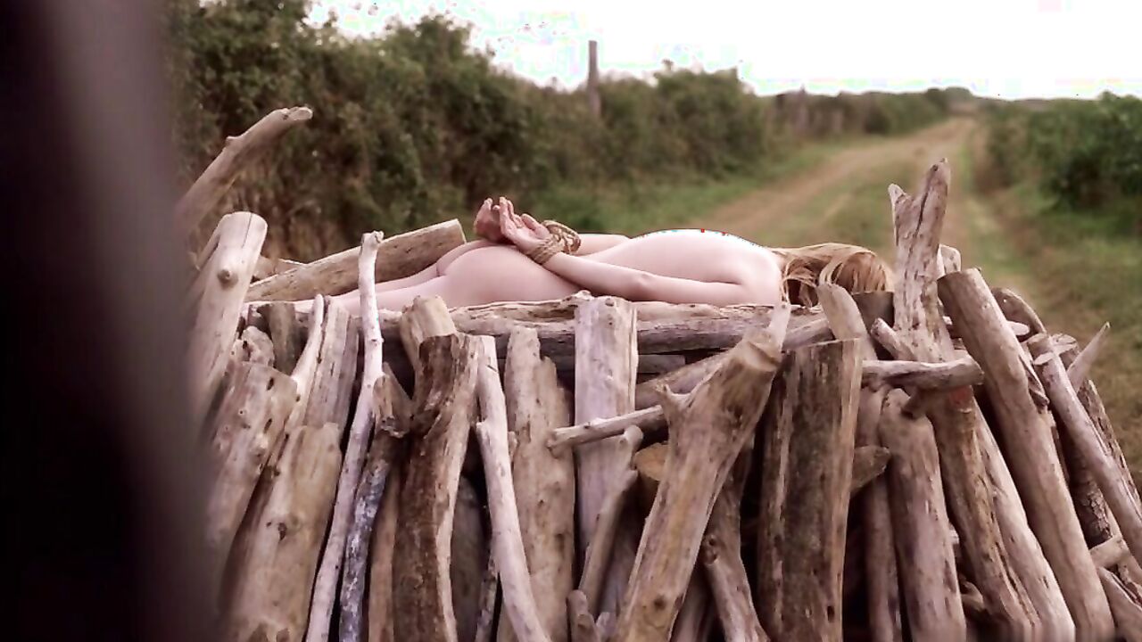 Sophie Cattani zeigt uns ihren Arsch, Szene in Le Voyageur s01e02 (2020)