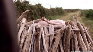 Sophie Cattani ci mostra il culo, scena in Le Voyageur s01e02 (2020)