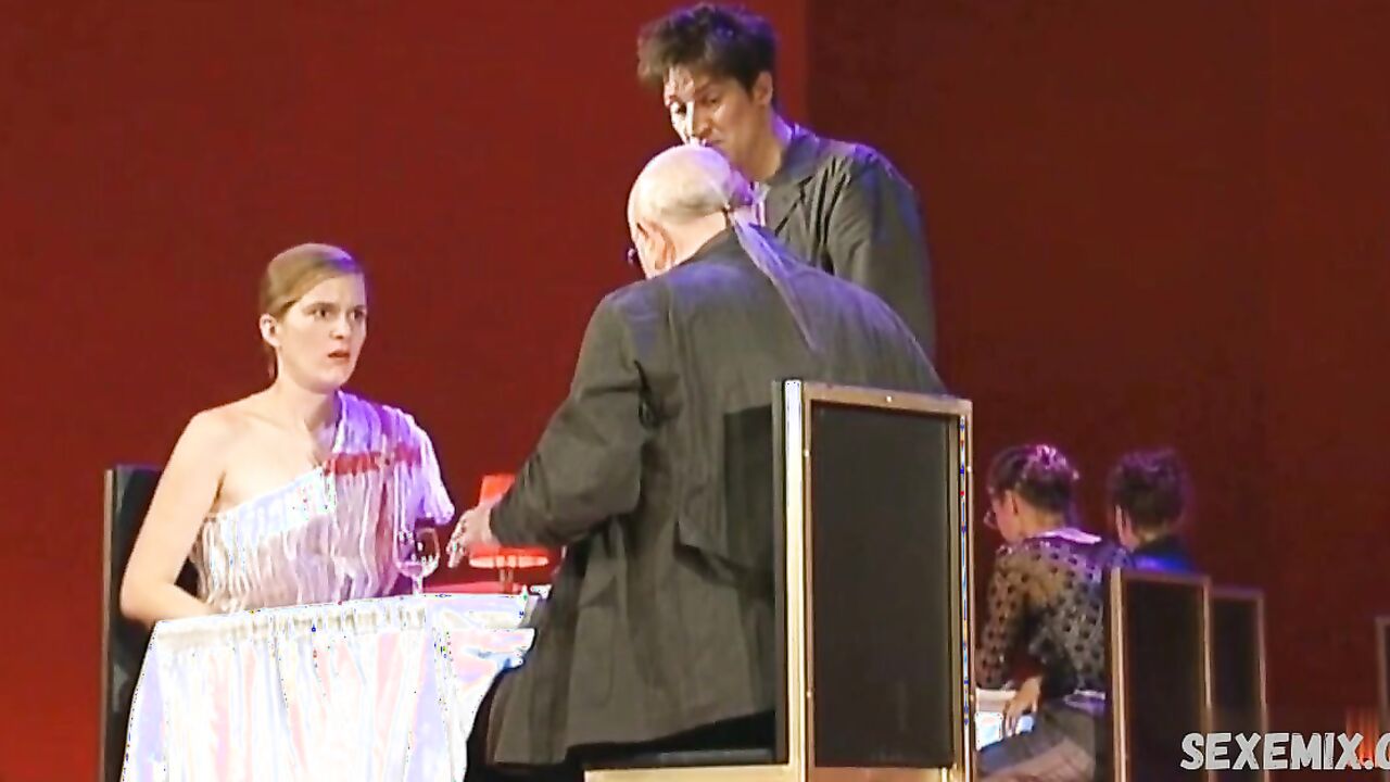 Sophie Engert ist nackt, Szene in Der Narr in Pancomedia (2001)