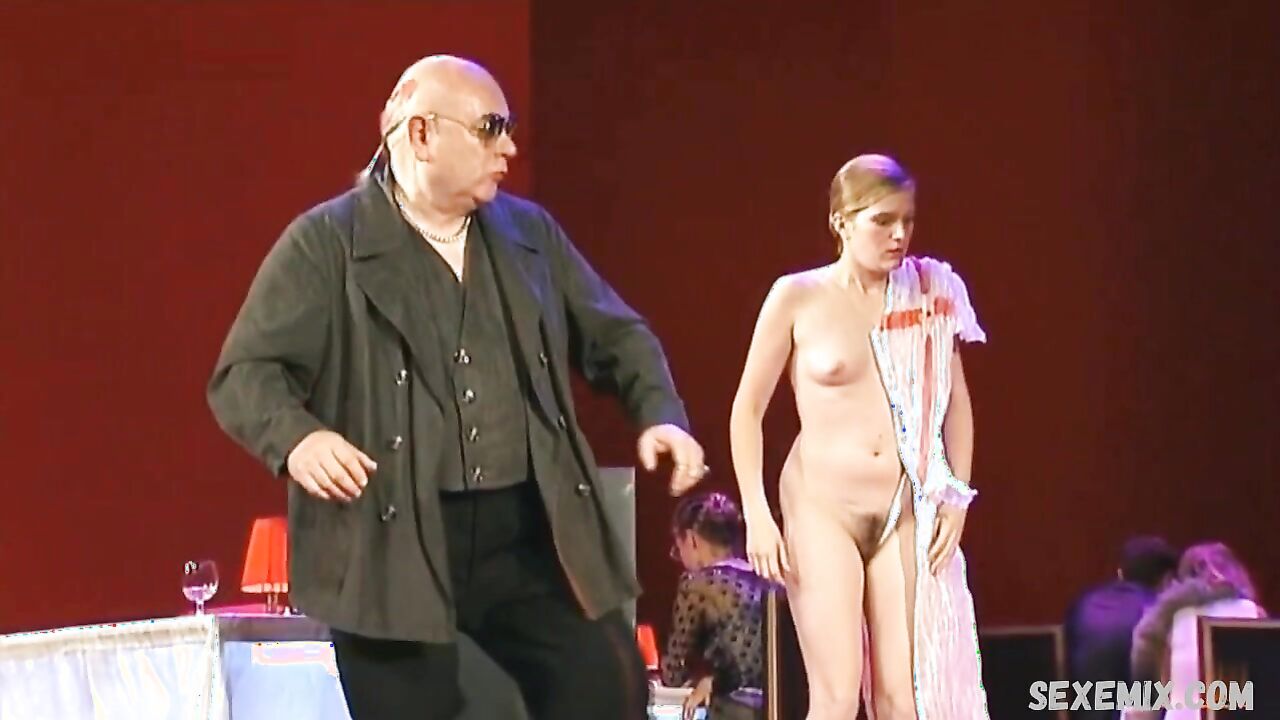 Sophie Engert is naked, scene in Der Narr in Pancomedia (2001)