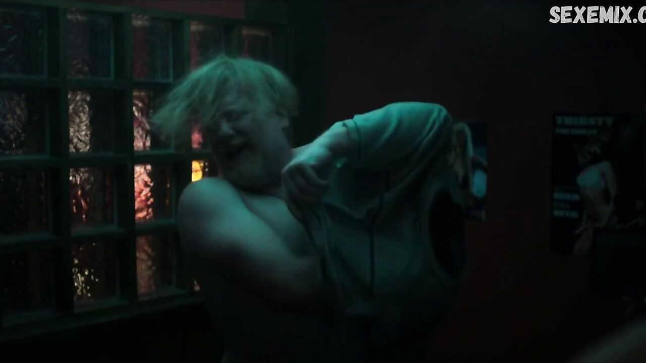 Mariana Novak has flashed nude tits, scene in Ozark s02e01 (2018)