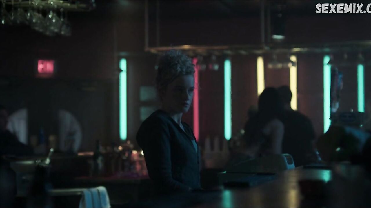 Mariana Novak has flashed nude tits, scene in Ozark s02e01 (2018)