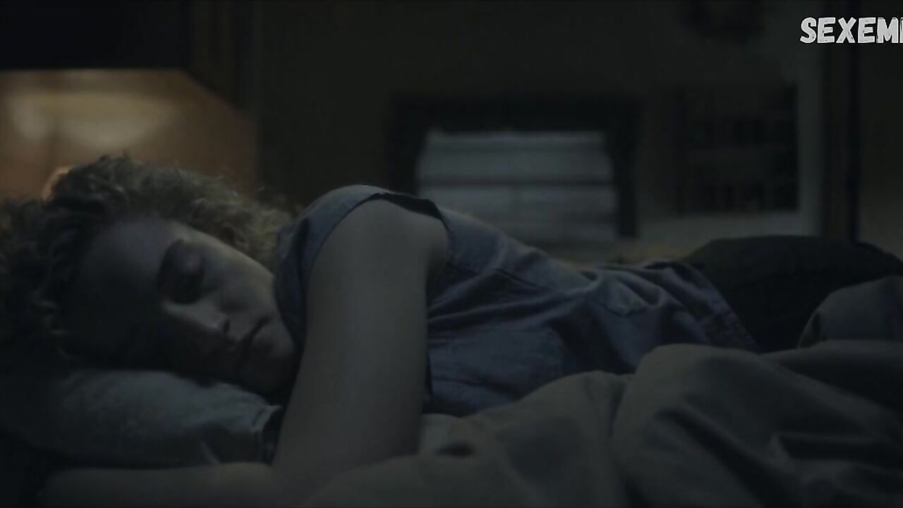 Julia Garner sexy, missionary style scene in Ozark s03e06e08 (2020)