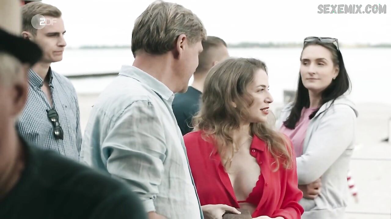 Magdalena Hofner in roten Dessous, Szene in Stralsund s01e15 (2019)