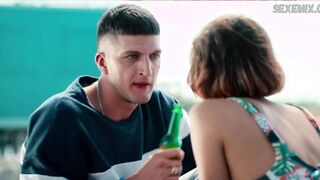 Amanda Campana dans Poolside, scène sexy dans Summertime s01e02 (2020)