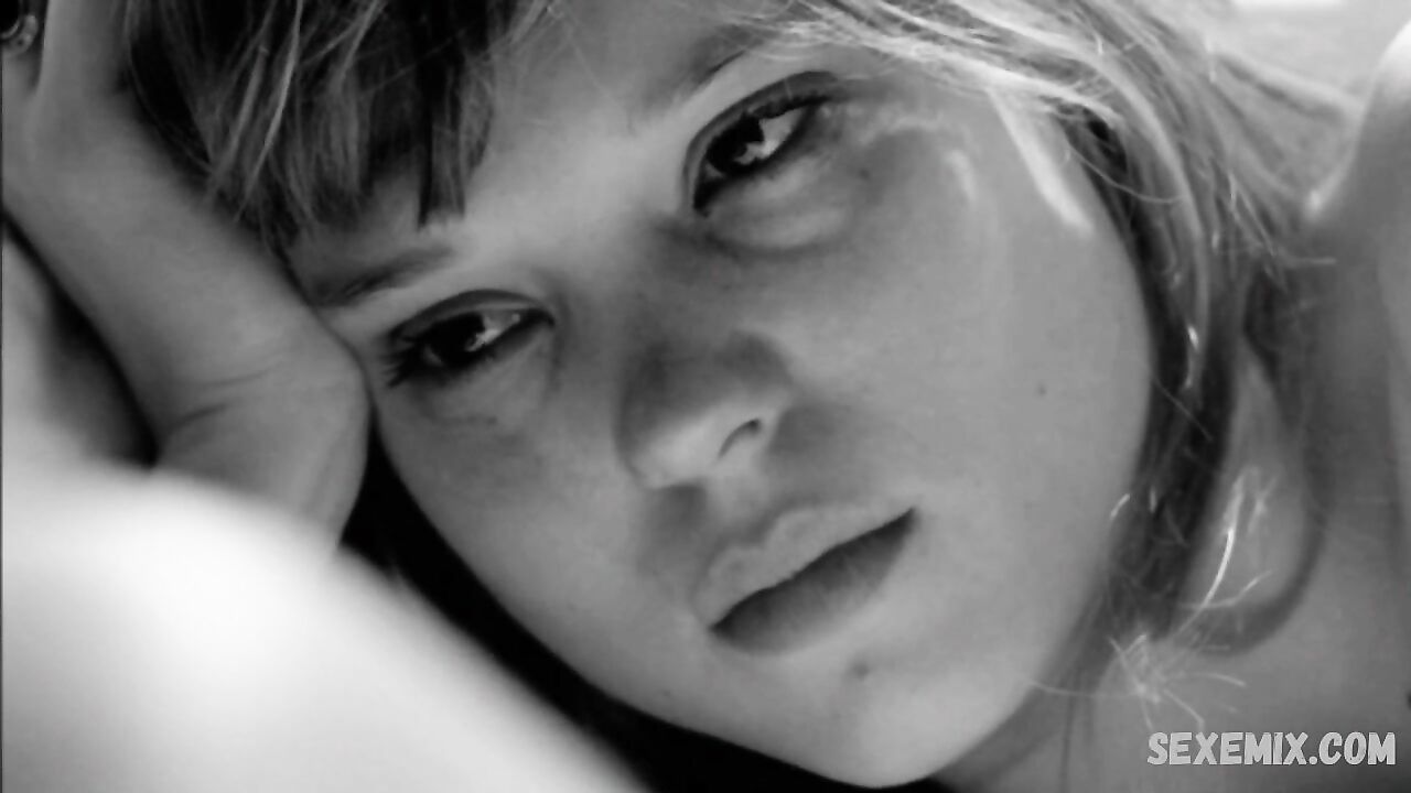 Lea Seydoux beim Ausziehen, Szene in Petit Tailleur (2010)