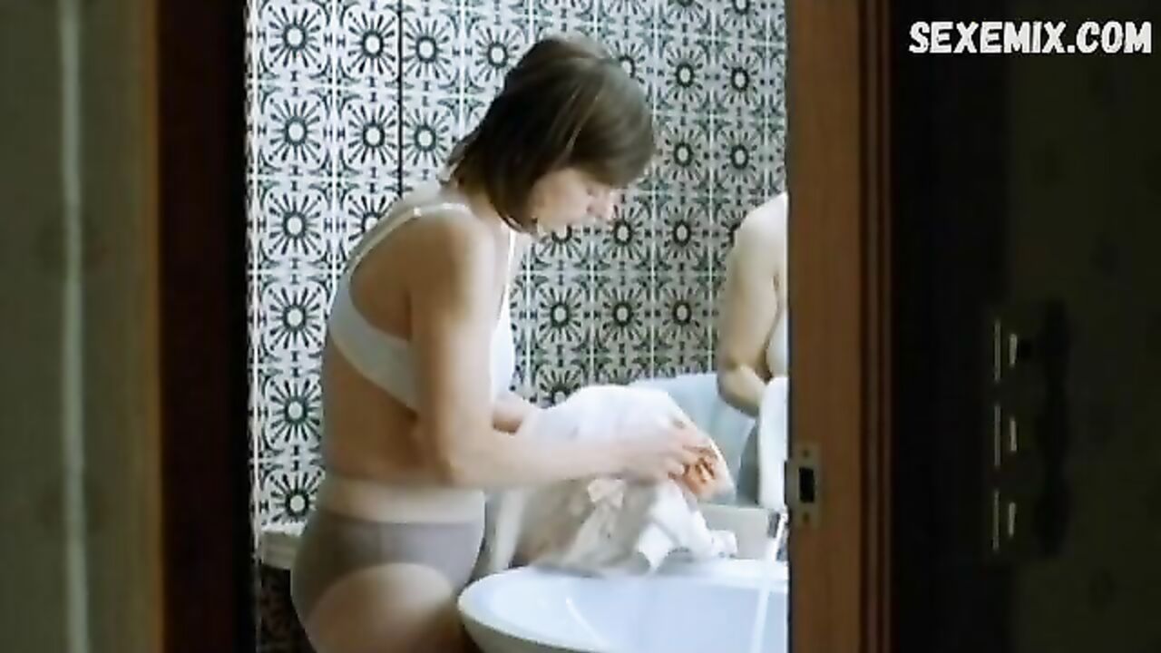 Isabelle Menke naked in bed, scene in Montag kommen die Fenster