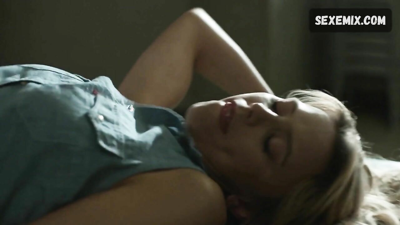 Riley Voelkel sexy, Scene in Hightown