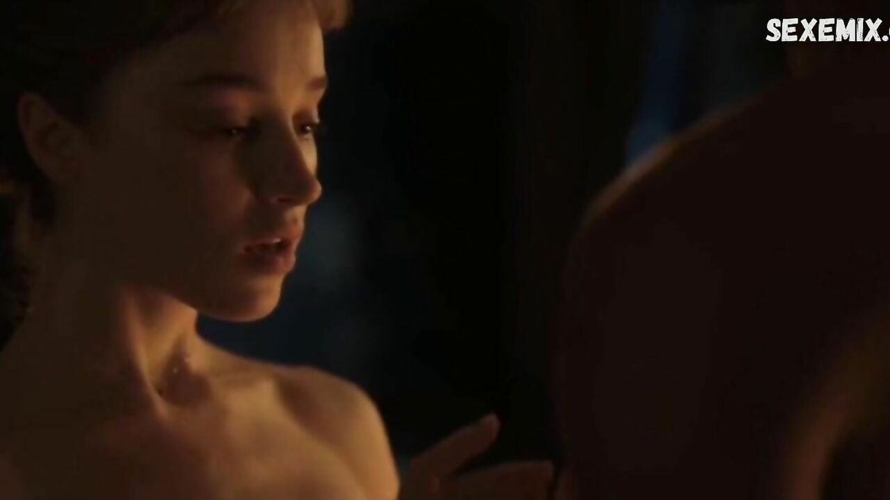 Phoebe Dynevor undresses, scene in Bridgerton s01e05 (2020)