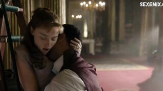 Phoebe Dynevor in calze bianche, scena in Bridgerton (2020)