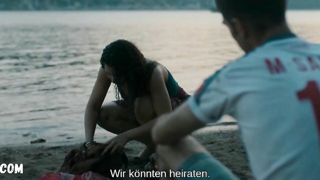 Sandra Bourdonnec sexy, scene in Es gilt das gesprochene Wort (2019)