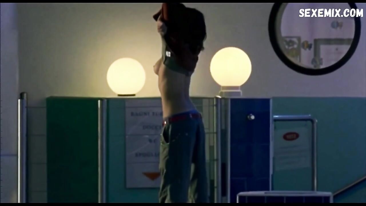 Valeria Solarino sexy, Buschszene in Fame Chimica (2003)