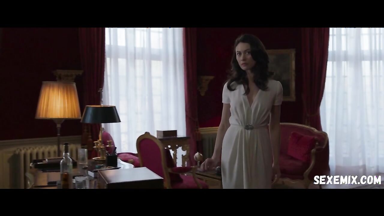 Wet Olga Kurylenko in a white dress, scene in Les traducteurs