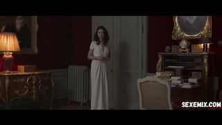 Olga Kurylenko bagnata in abito bianco, scena in Les traducteurs