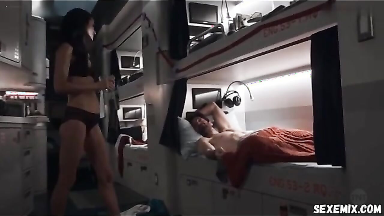 Jennifer Connelly sexy, scene in Snowpiercer s01e05 (2020)