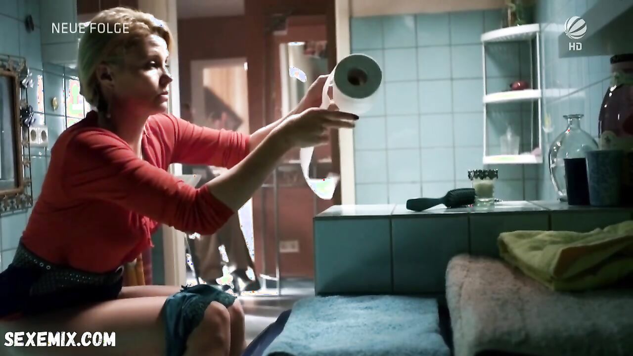 Annette Frier sexy, Szene in Danni Lowinski s03e06 (2012)