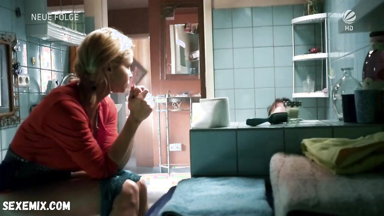 Annette Frier sexy, Szene in Danni Lowinski s03e06 (2012)