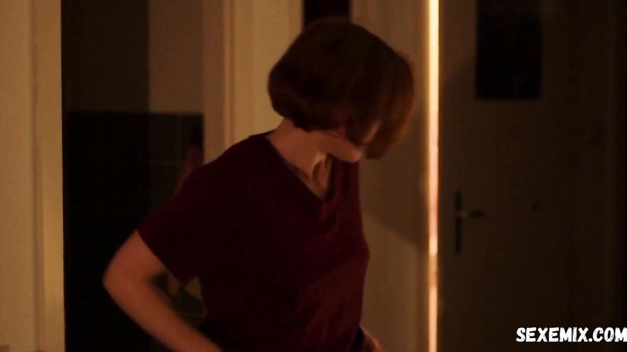 Magali Heu sexy, scene in Petit Matin (2013)