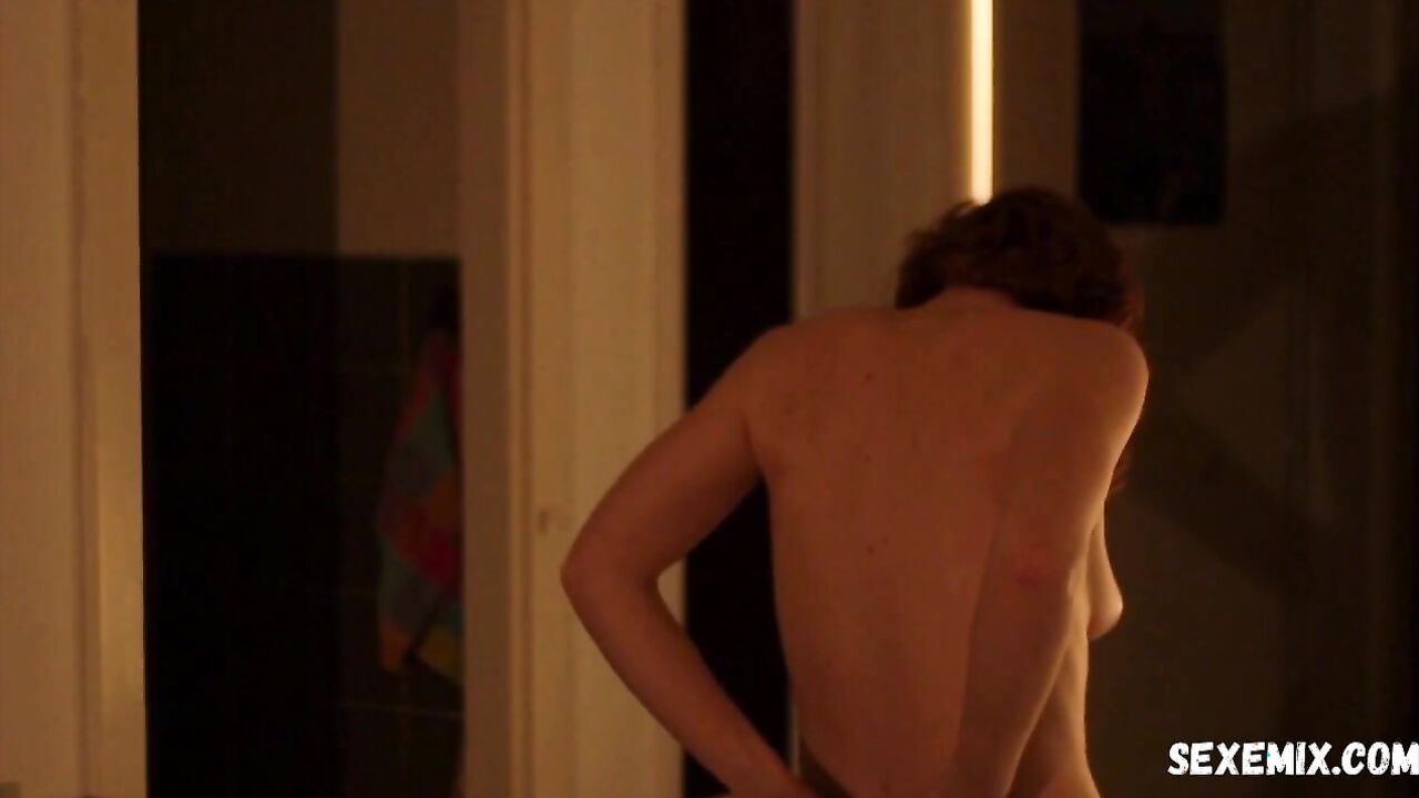 Magali Heu sexy, scene in Petit Matin (2013)