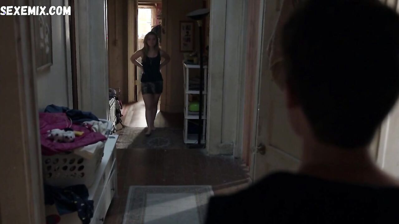 Sammi Hanratty hot, butt scene in Shameless s08e12 (2018)