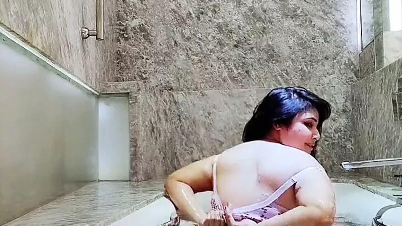 Rajsi verma - Indian milf bathroom