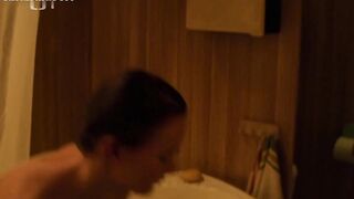 Pavlovova Maria unter der Dusche, Szene in Redl s01e01 (2018)