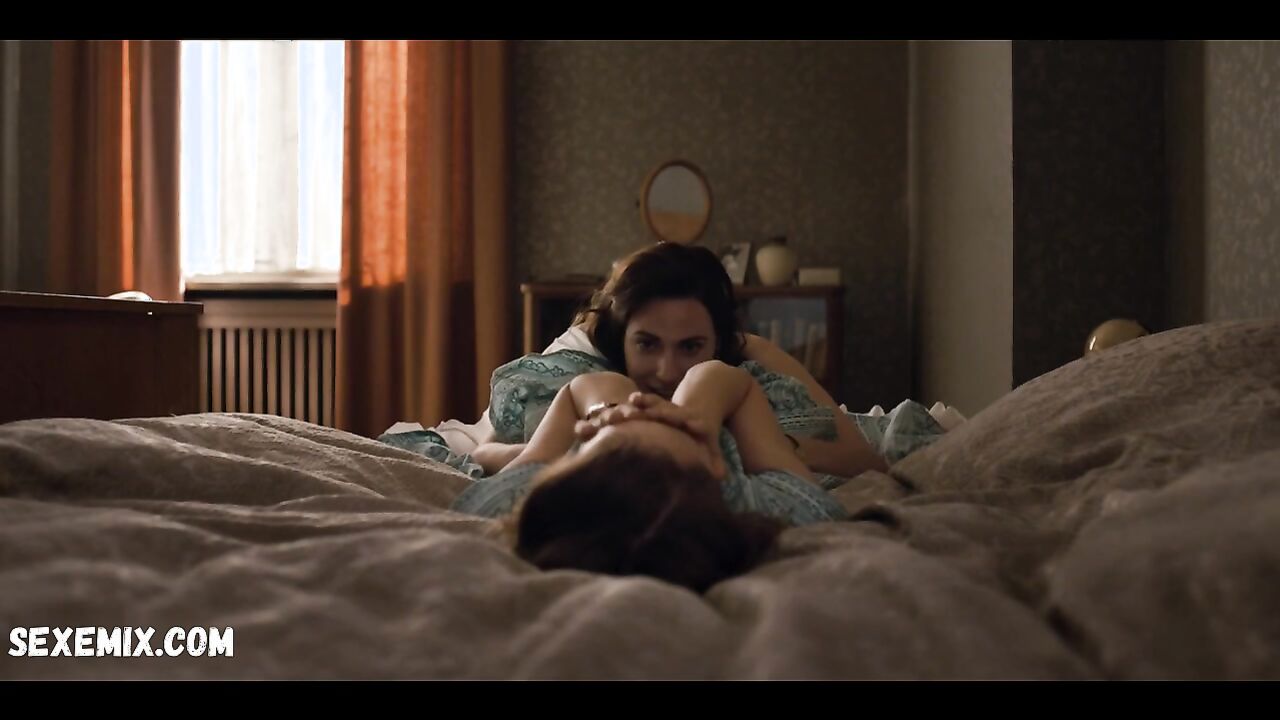 Luise Heyer, Antje Traue lesbian, scene in Dark s02e03 (2019)