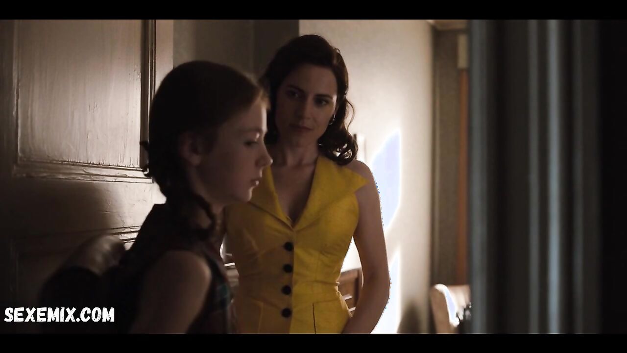 Luise Heyer, Antje Traue lesbian, scene in Dark s02e03 (2019)