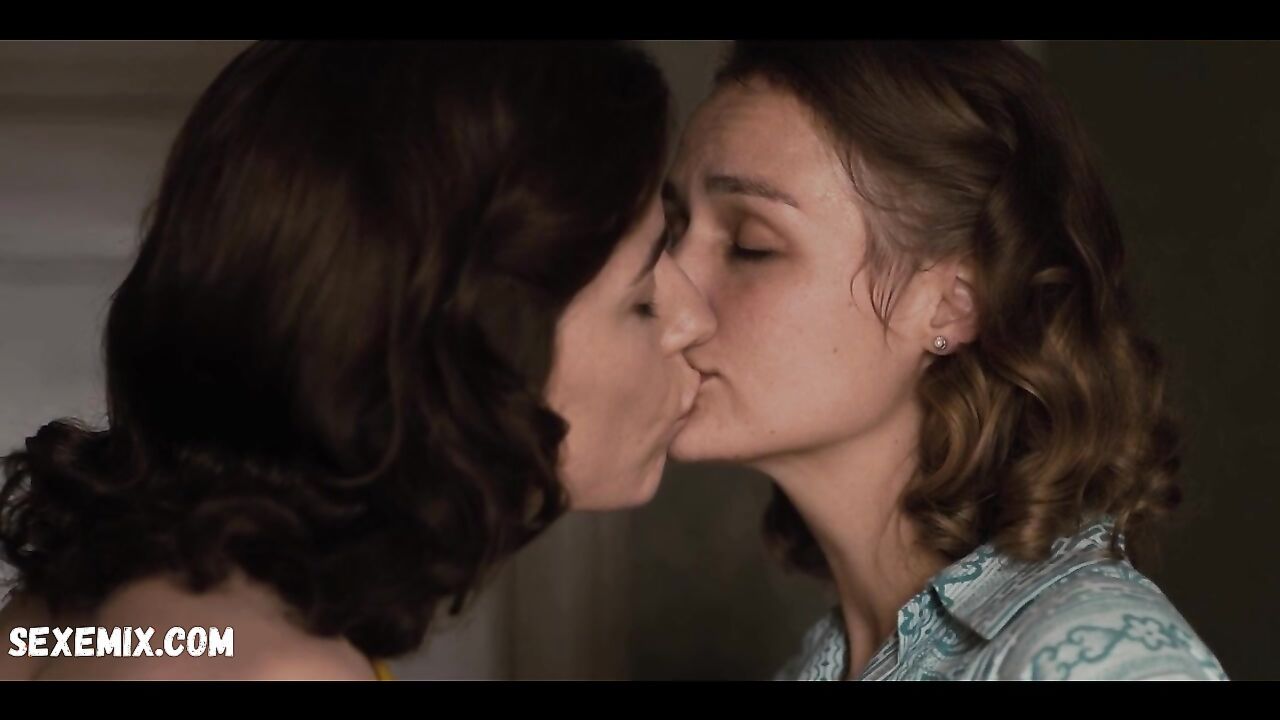 Luise Heyer, Antje Traue lesbian, scene in Dark s02e03 (2019)