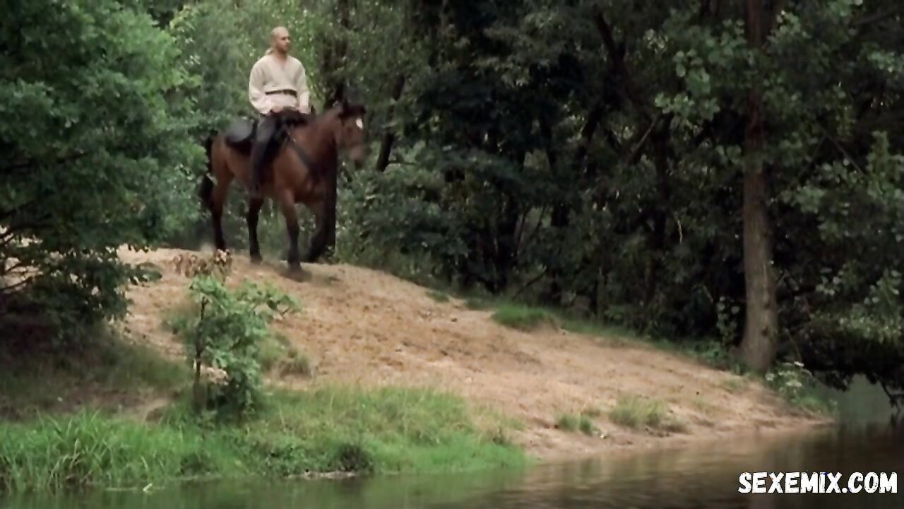 Agnieszka Sitek breasts, scene in Wiedzmin s01e02 (2002)