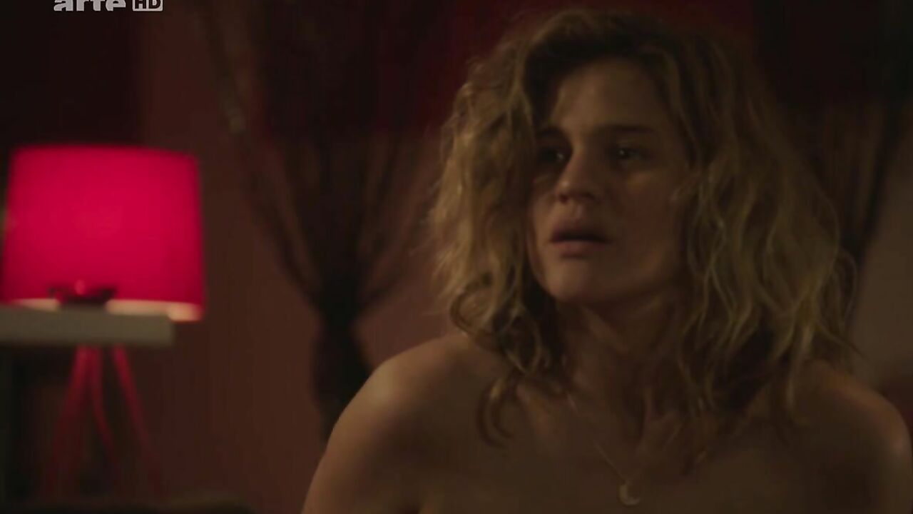 Marie Denarnaud nackt, Romane Bohringer nackt, Sexszene aus Heroines s01e02,03 (2017)