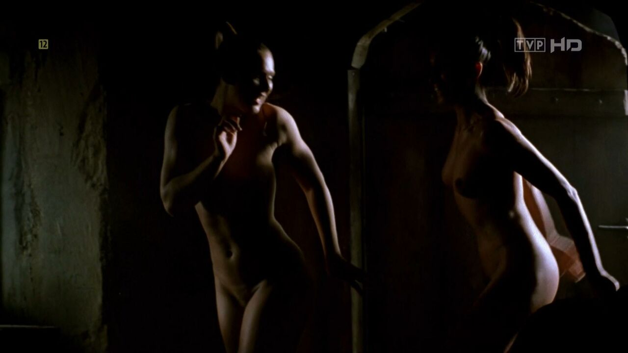 Grazyna Wolszczak nude, Maria Peszek nude, Julita Famulska nude, Malgorzata Zasztowt nude, Joanna Fidler nude, erotic scene from Wiedzmin (2001)