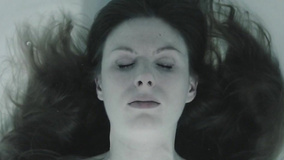 Anna Dawson nue, scène érotique de The Creature Below (2016)