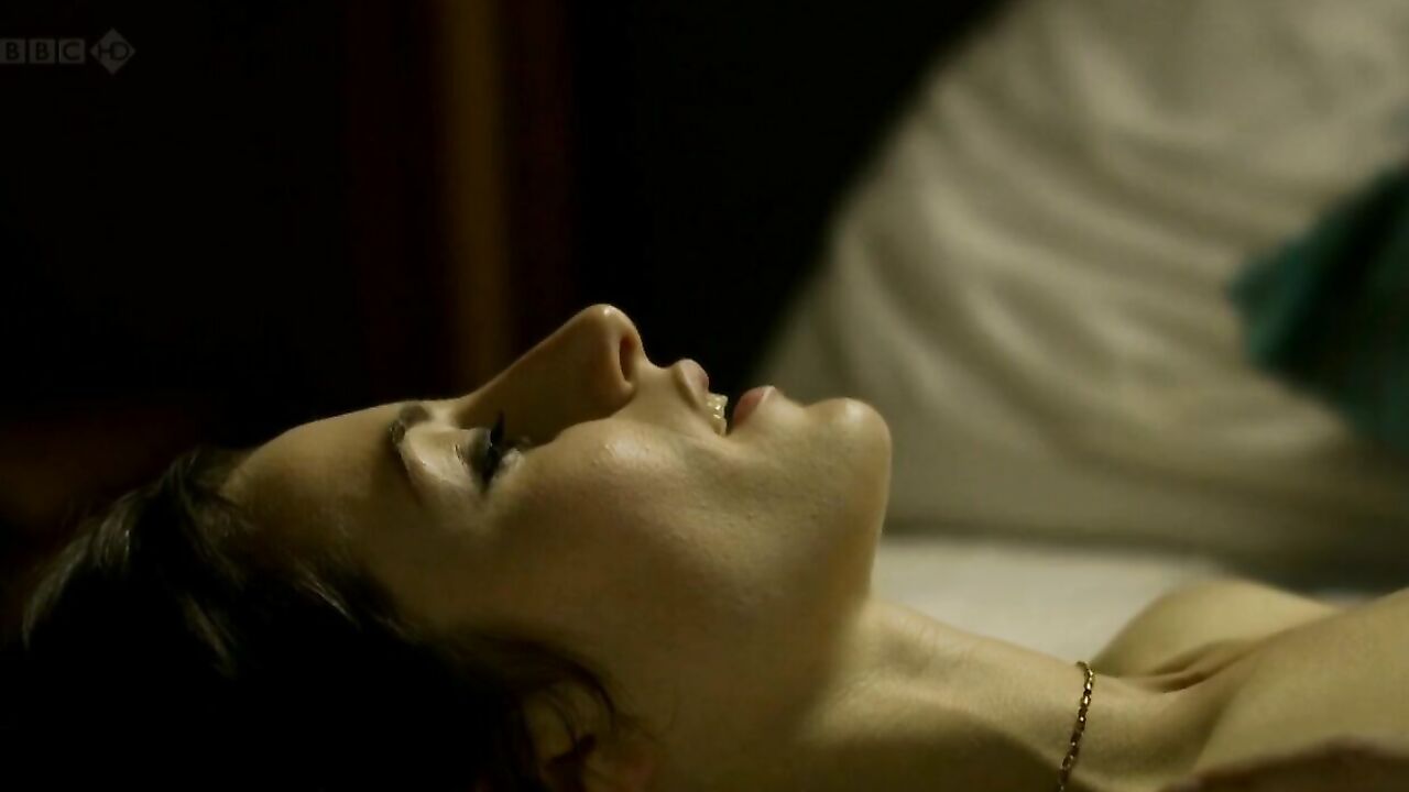 Natasha O'Keeffe nackt, Neve McIntosh nackt, Sexszene aus Lip Service s02e06 (2012)