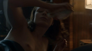 Maeve Dermody desnuda, Susannah Wise desnuda, escena erótica de SS-GB s01e01 (2017)