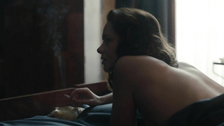 Maeve Dermody desnuda, Susannah Wise desnuda, escena erótica de SS-GB s01e01 (2017)